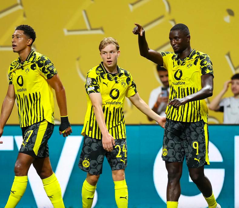 包含多特蒙德训练开放日，冲刺阶段篮板制胜引欢呼，德甲在即，更衣室氛围转暖的词条