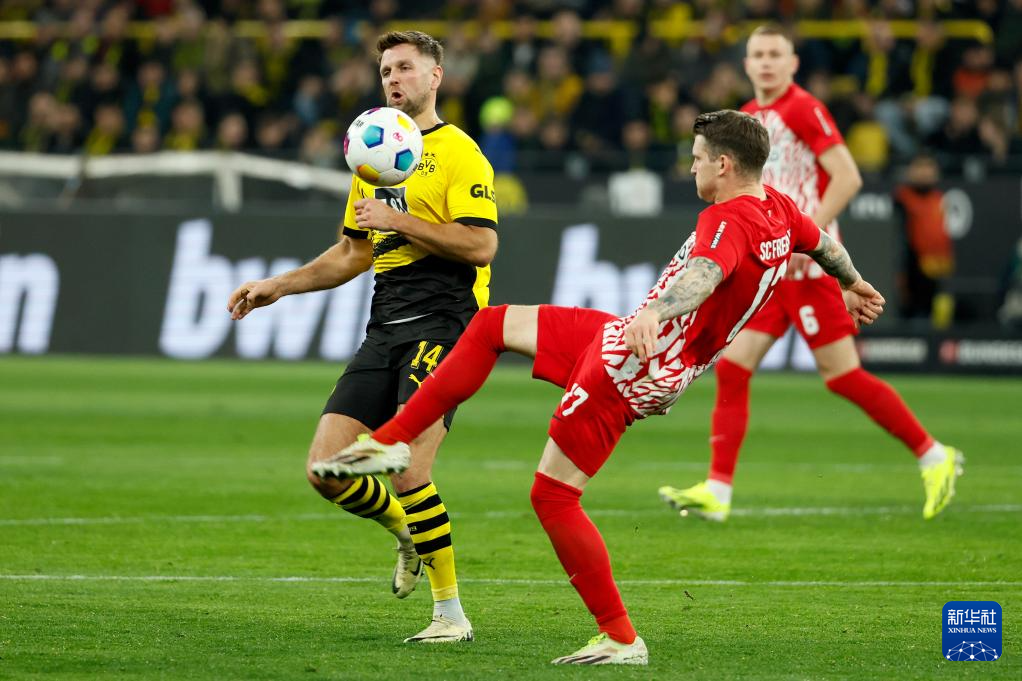 包含多特蒙德训练开放日，冲刺阶段篮板制胜引欢呼，德甲在即，更衣室氛围转暖的词条